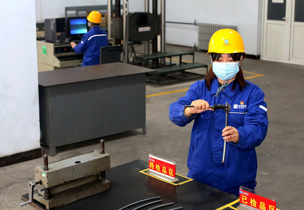 你是一名博士生导师这是一篇硕士论文的部分内容请你对内容、格式、排序等方面进行润色要求润色后使得文章表达的更加清晰和流畅不要减少信息量： 钢材作为重要的基础材料在日常生活中的应用十分广泛涉及建筑、汽车、航空航天等众多领域同时还是国家经济水平和综合国力的重要标志。我国钢铁产量从1996年起已经连续26年保持世界第一但据2023年初统计由于新冠疫情等因素的影响2022年全国生铁、粗钢及钢材产量同上年