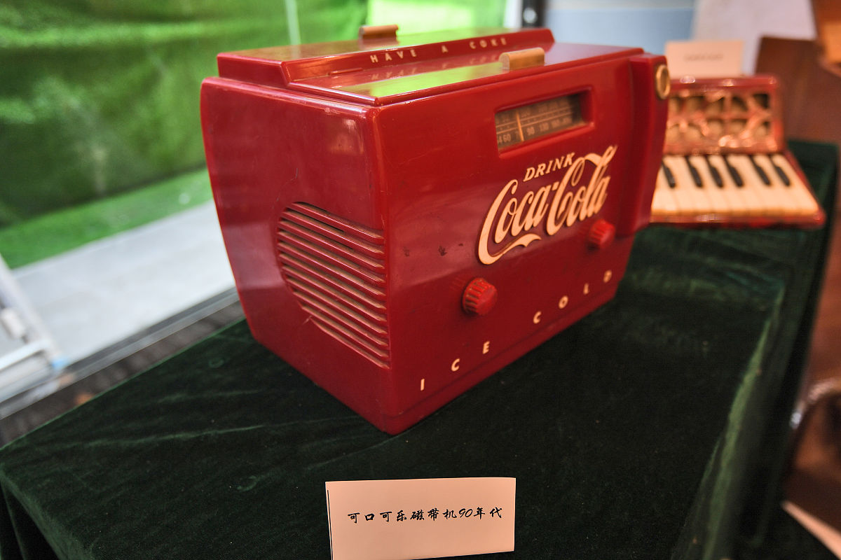 以红色建筑为外观的磁带播放器文创产品设计说明