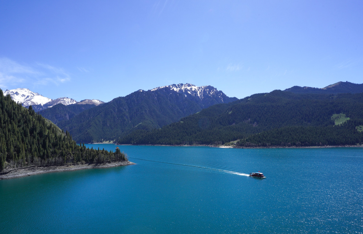 东北有长白山天池,而西北则有天山天池,就在新疆昌吉的阜康市