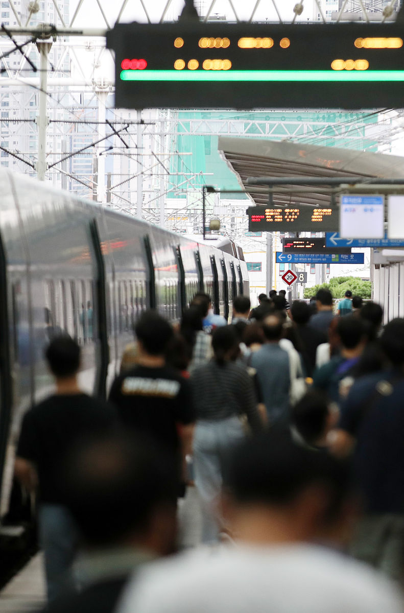 当地时间2019年9月12日,韩国首尔,民众准备乘火车回家过中秋节.韩国终
