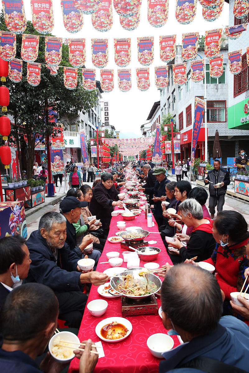 (如需下载使用,请务必署名:杨敏/视觉中国)2020年9月20日,游客在重庆