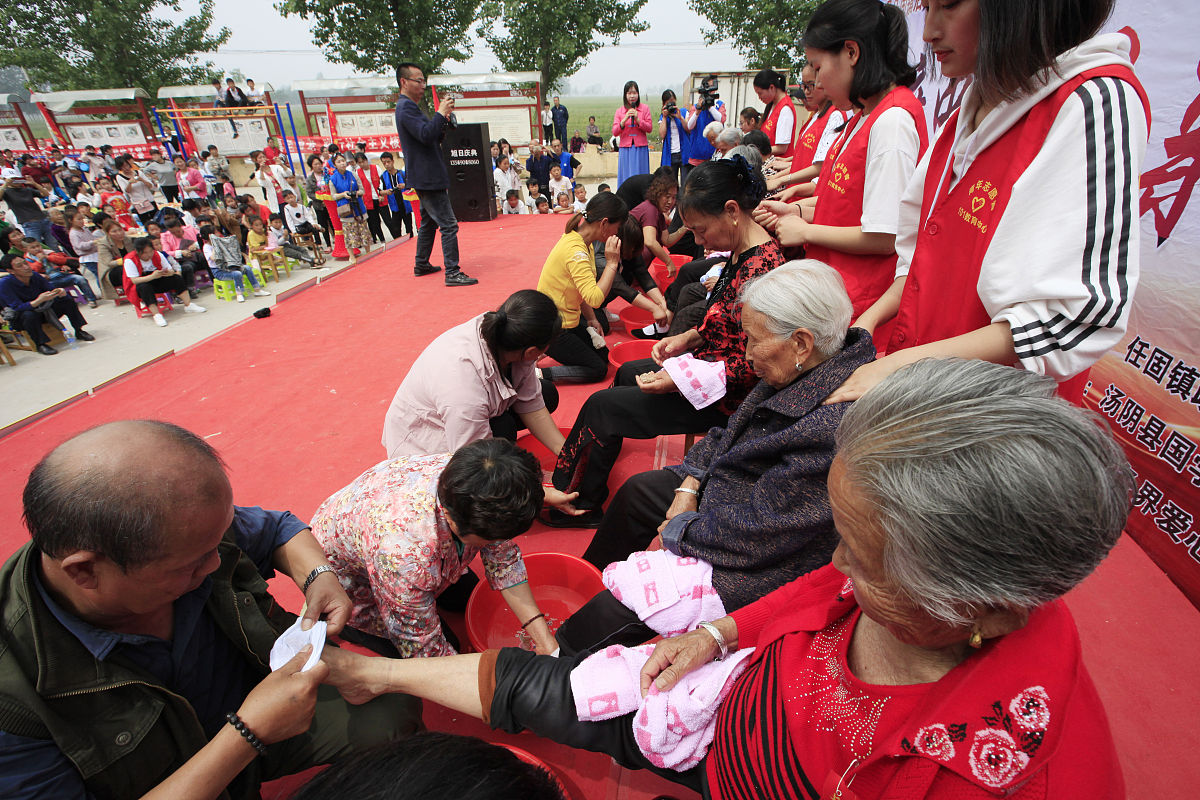 重阳节免费理发活动，为乡村老人送温暖