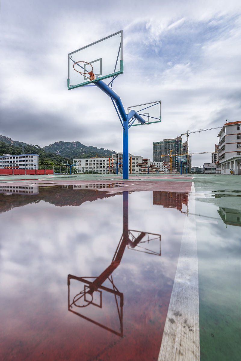 15篮球架的底座箱体内一般填入重物用来增加底座的重量没有底座箱的也一般会用重物压在蓝球架底部。这主要是为了 4分A、使整体造型更加美观B、增加篮球架的强度C、提高安装工作的效率D、提高篮球架的稳定性