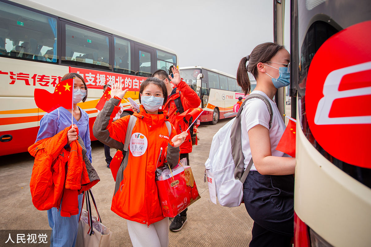 在地铁站内我看到了很多志愿者在为乘客提供服务。他们都穿着统一的红色志愿者服装手持着地图微笑着询问每一个需要帮助的人。看到这样的场景我也想加入他们的行列为地铁乘客尽一份力。作为一名地铁志愿者我的首要任务是帮助乘客解决问题。我会主动询问乘客是否需要帮助向他们提供站台、路线、地图、票务等方面的信息。如果有乘客不知道该怎么购票我会耐心地为他们讲解帮助他们完成购票过程。如果有乘客不知道如何换乘我会向他们详细