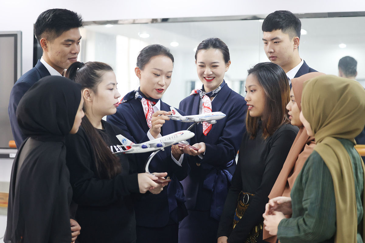 航班信息管理团队：'飞翔团队' - 高效管理，顺畅出行