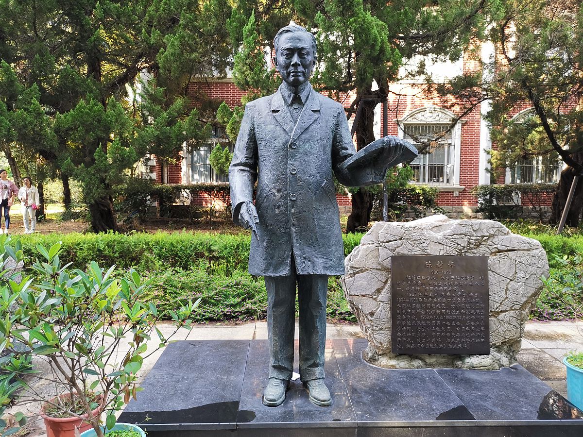 2019年11月3日,武汉植物园,植物学家陈封怀塑像.