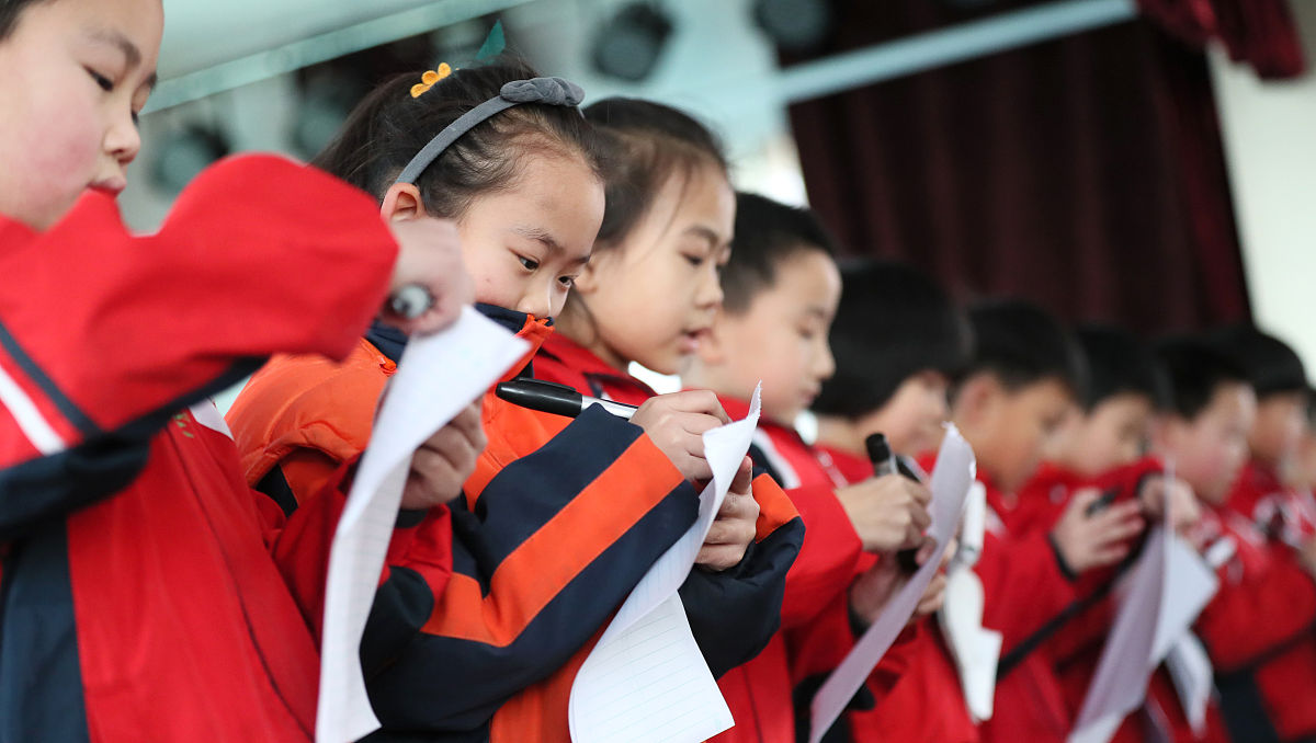 2018年2月2日,山西运城市盐湖区解放路第二小学,小学生们在比赛珠心算