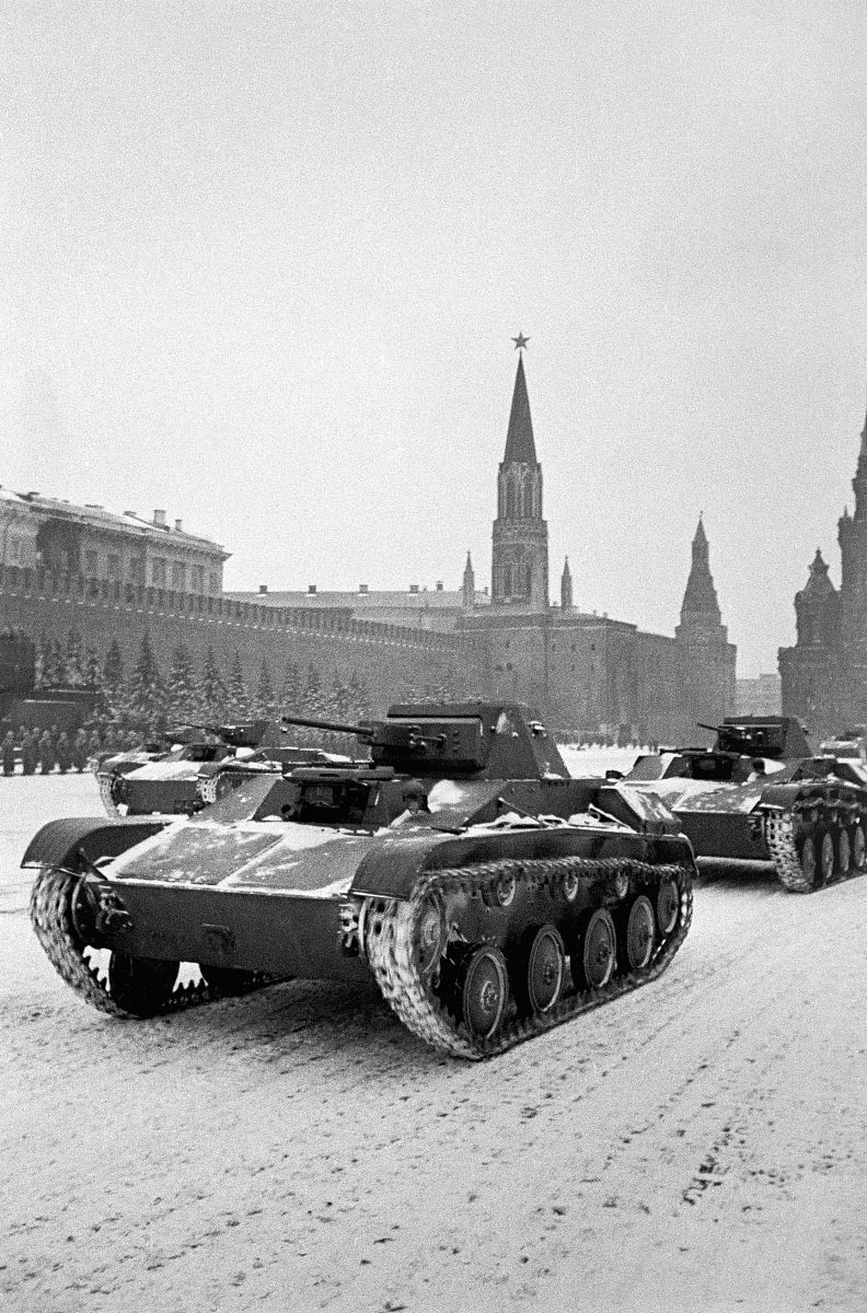 1941年11月7日,莫斯科红场,苏联红军在卫国战争最艰难的时刻举行盛大