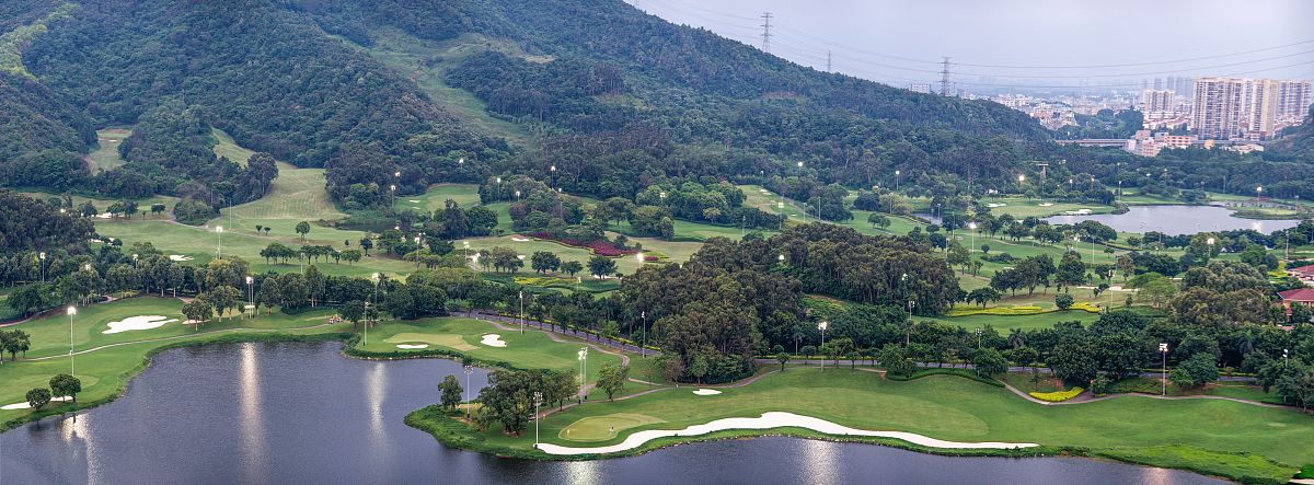 关于广州麓湖高尔夫球乡村俱乐部激励机制问题的分析报告引言 引入广州麓湖高尔夫球乡村俱乐部 引入激励机制问题一、背景信息一俱乐部简介二麓湖高尔夫球乡村俱乐部的发展历程三俱乐部目前面临的激励机制问题二、激励机制的重要性一激励机制对组织绩效的影响二激励机制对员工动机的影响三、对广州麓湖高尔夫球乡村俱乐部的现有激励机制进行分析一薪酬方面二晋升方面三福利方面四目前存在的问题1 无差别激励措施导致员工