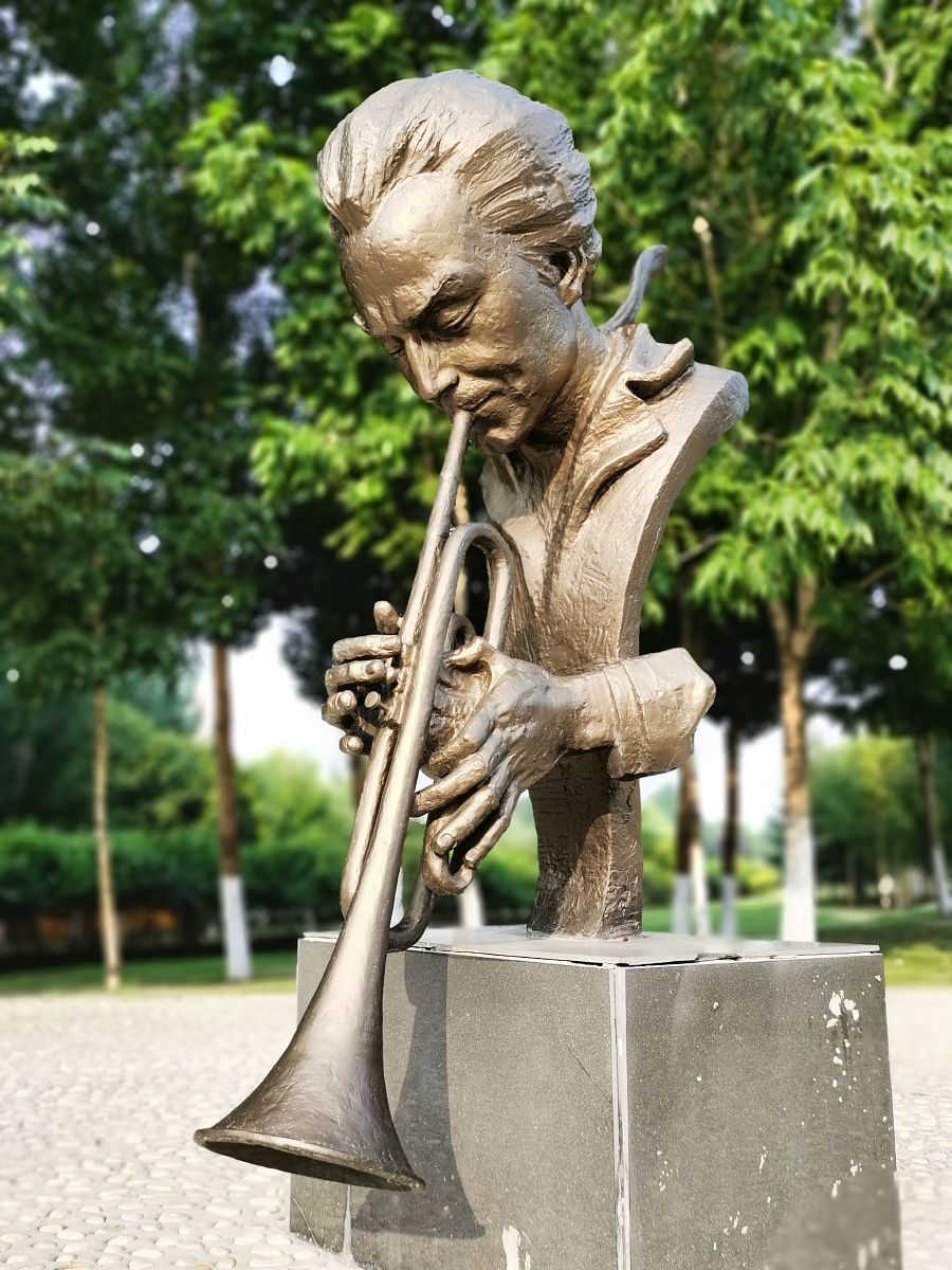 2020年7月18日,黑龙江省哈尔滨市音乐公园的雕塑迷人.