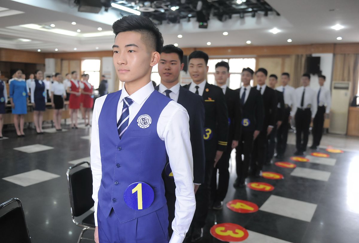 成都男生读民航商务专业：机遇与挑战并存