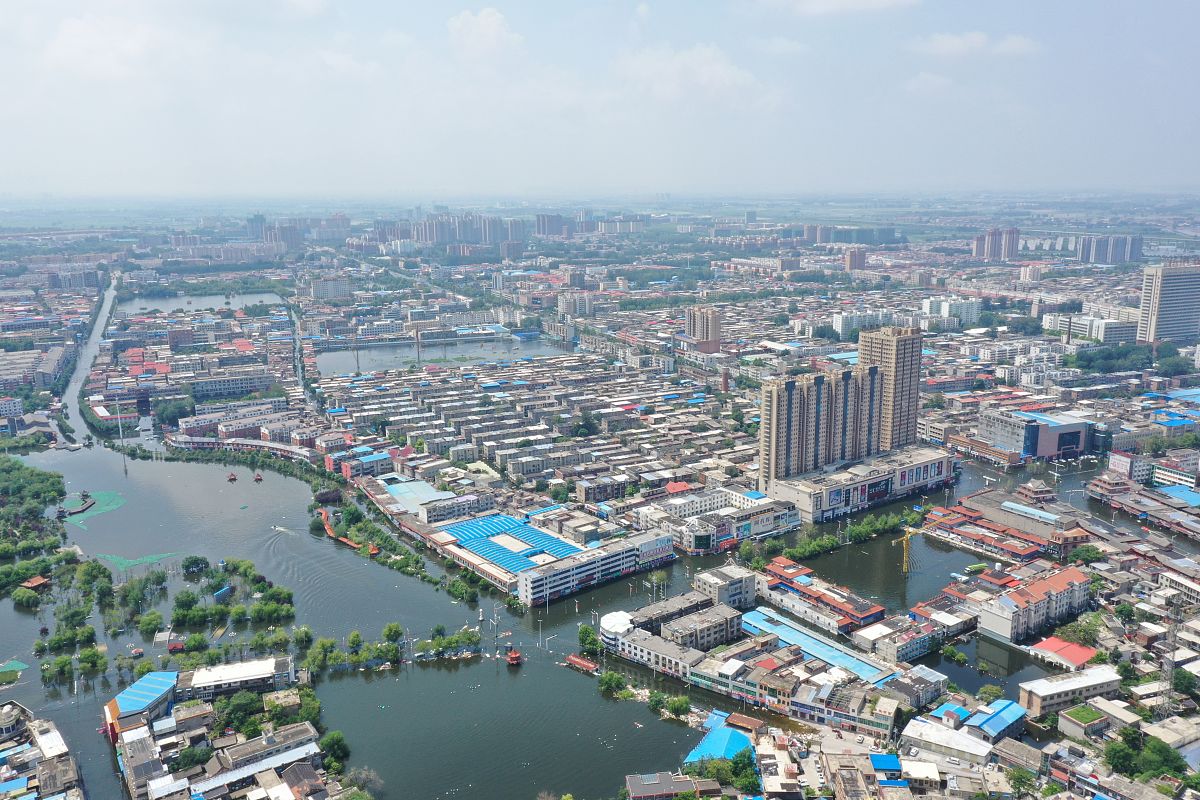 2021年7月27日,河南新乡,救援人员在卫辉市主城区对受困群众进行全面