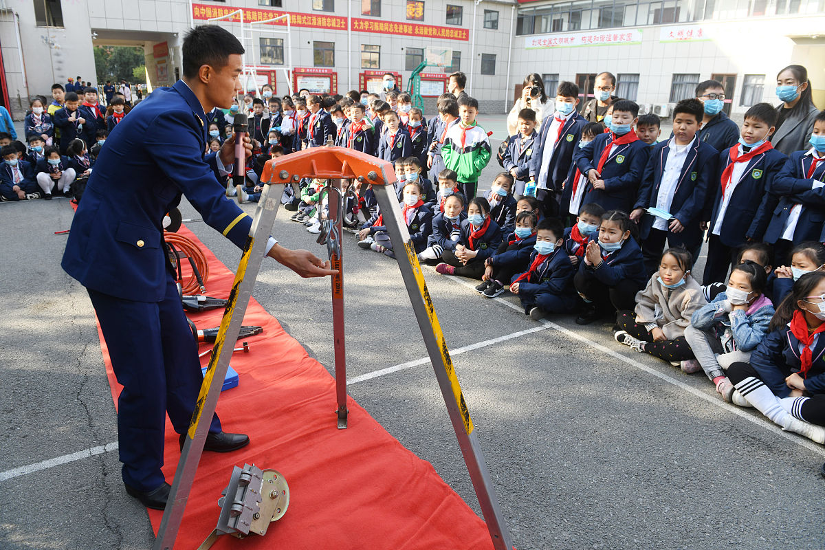开展自救器使用竞赛