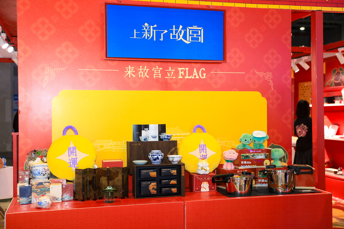 我们现在需要设计一些街头采访的问题是关于IP、艺术品和衍生品的快闪商店其中商店内有售卖一些艺术家的周边如：陈粉丸的纸做的商店、骆馅饼的钥匙扣和贴纸、橘噗噗水桶包和冰箱贴、HushPop嘘构毛绒玩具和手机支架等等请给我罗列一些问题清单
