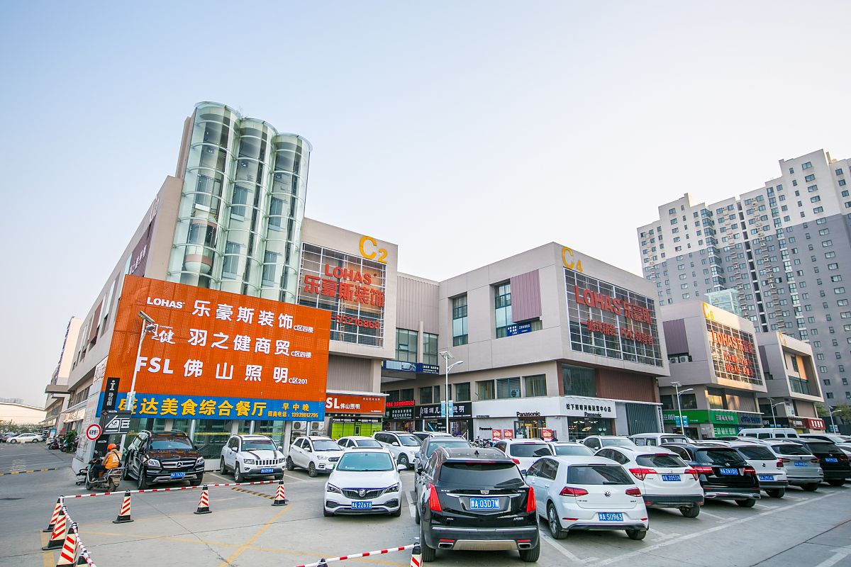 2020年11月12日,河南郑州,华丰灯饰界内的灯具店铺.