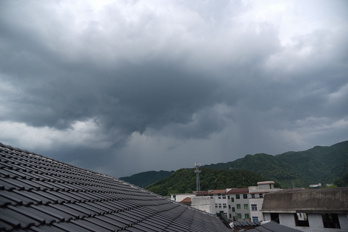 报考网格员报名的时候非让拿学信网的证明我想给这个人发个红包但是他说这是他的工作他不收红包接下来的话题我咋给他聊？