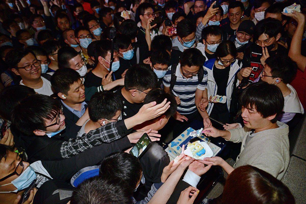 领导同事祝福我生日我要怎么回他们？