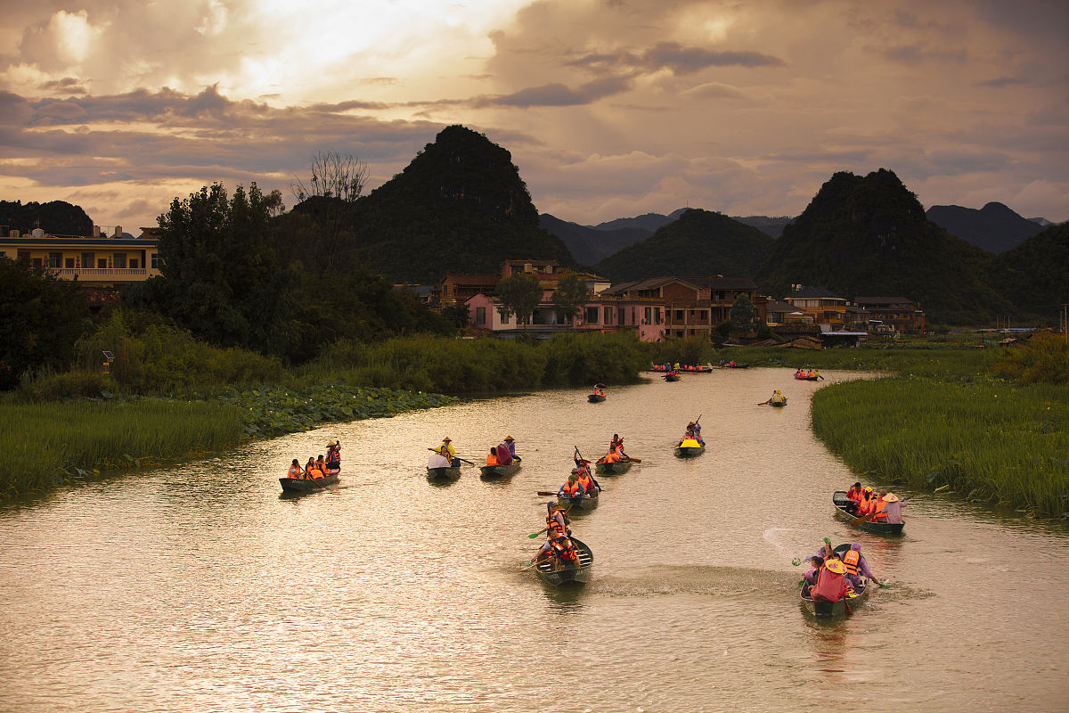 黄昏 丘北县小吃 普者黑景区 花海 三生三世附近仙人洞景区骑水牛的的人 米线 炸猪皮 凉粉 价格优惠 麻椒鸡 烤鸭 手工雪糕 麦田 绿化带水果琵琶 写一篇视频文案