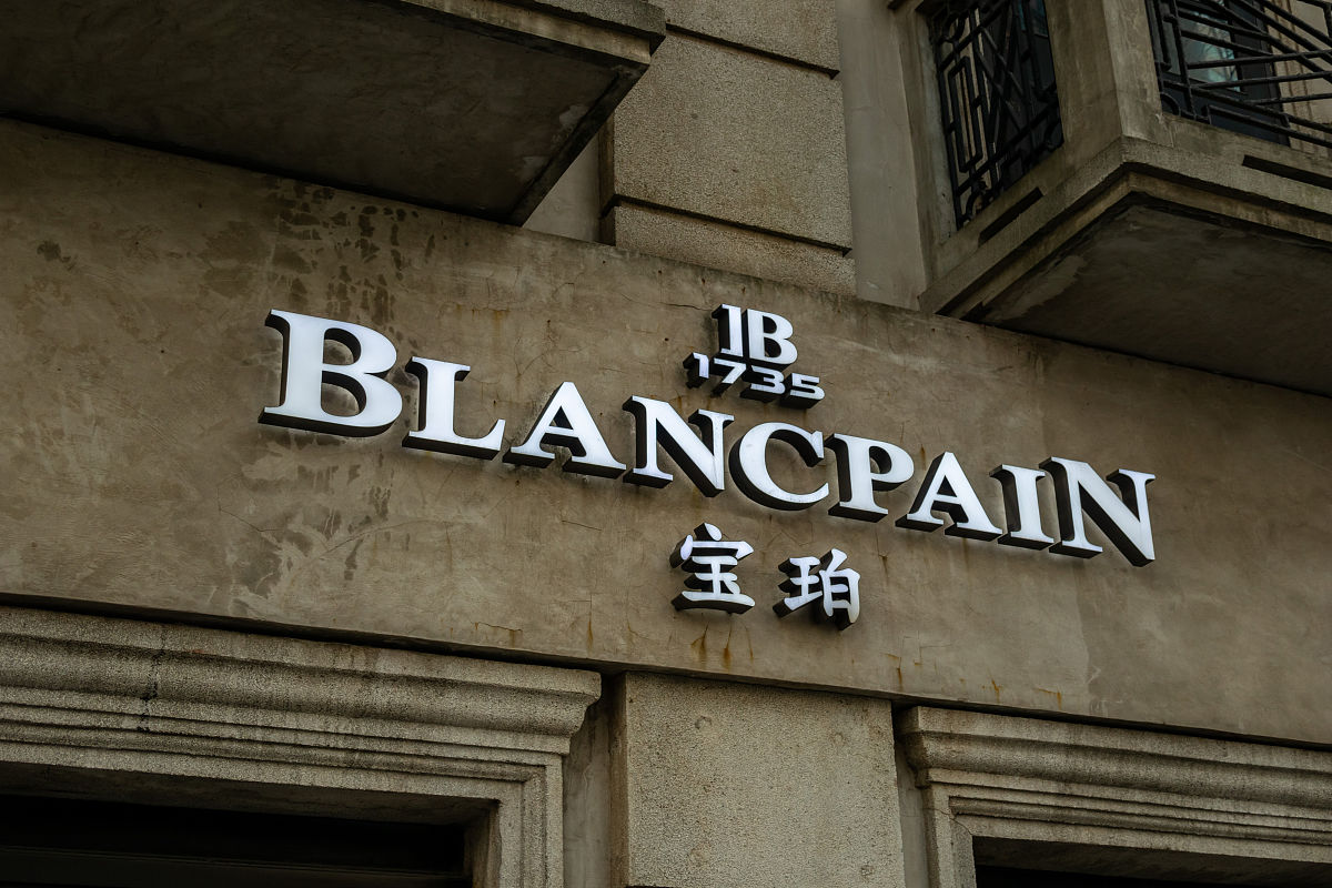 有商品 每个门店需要独立控制商品的上下架 如何设计表结构