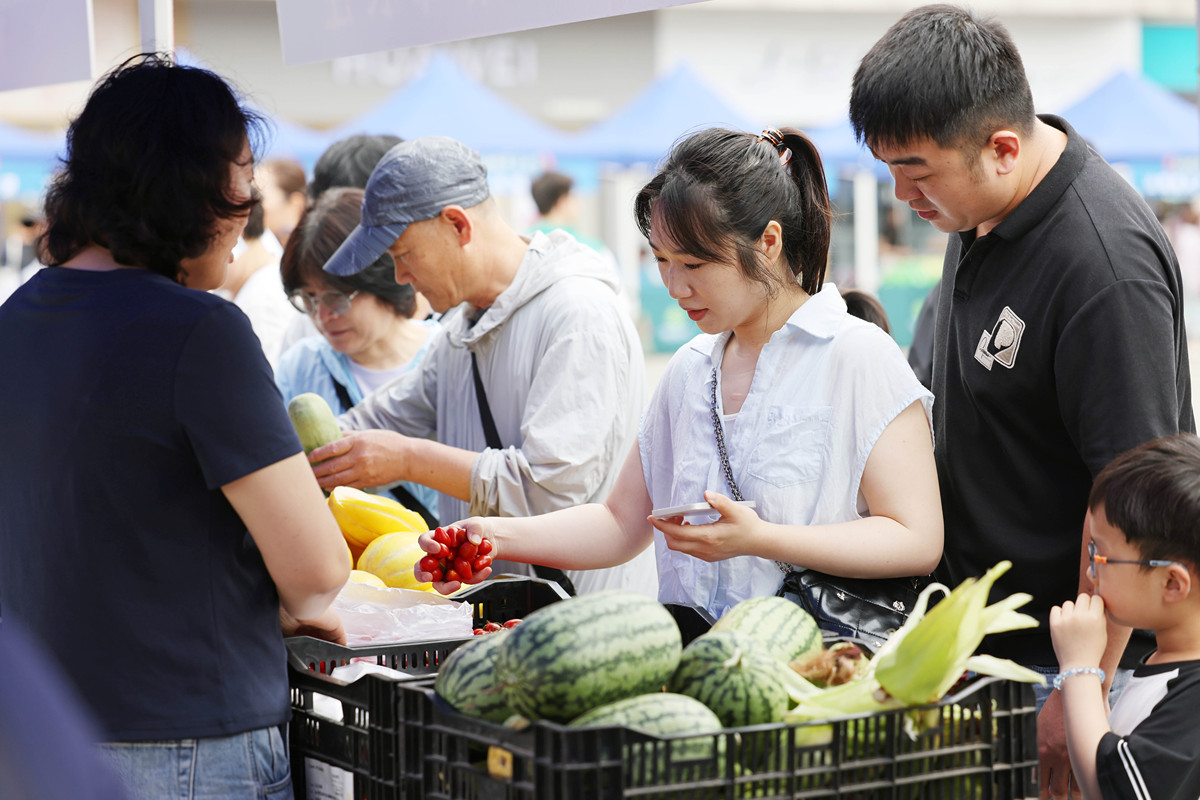 漳州农产品直播电商的优势1 优质农产品资源丰富：漳州地处福建省南部气候温暖土地肥沃适宜农业发展拥有丰富的农产品资源包括水果、蔬菜、茶叶、花卉等。2 直播形式亲民：直播电商是一种亲民的购物方式消费者可以通过直播看到实物展示了解产品的真实情况同时还可以和主播进行互动提出问题得到解答。3 便捷的购物体验：直播电商提供了便捷的购物体验消费者可以通过手机、电脑等设备随时随地进行购物避免了传统购物需要到实体店