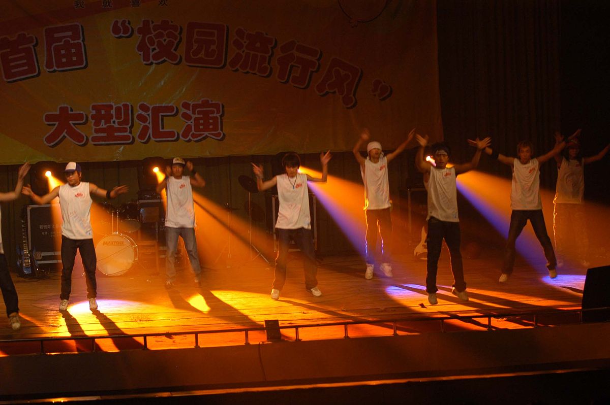 五四青年节晚会：街舞社精彩表演点燃全场激情