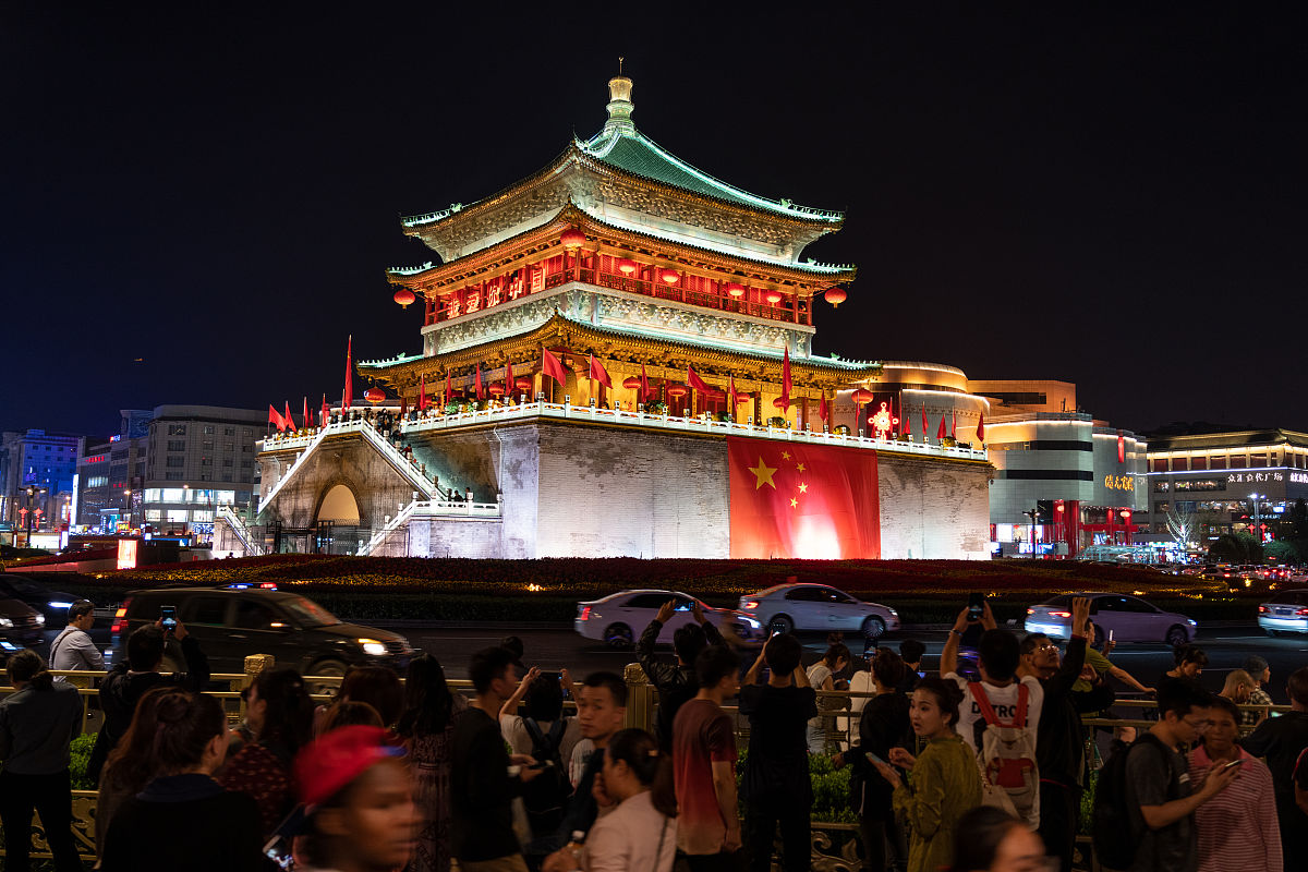 2019年9月26日,西安,钟楼东,西,南三面悬挂巨幅国旗,庆祝中华人民共和