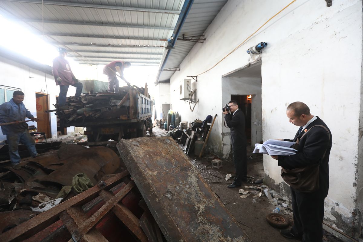 概括提炼以下案件事实1李宇讯问笔录姓名：李宇性别：男出生年月：67125民族：汉族籍贯：重庆市 住址：重庆市大渡口区谷石乡梨潭 证明内容：2021年1月至7月间我和李永元已判刑、孙光已判刑预谋后在向大渡口区重庆钢厂购买废钢材的过程中以增加空车重量或篡改出门条的方式获取该单位废钢材。 2孙光讯问笔录姓名：孙光性别：男出生年月：8427民族：汉族籍贯：重庆住址：重庆市大渡口区金凤镇孟沟