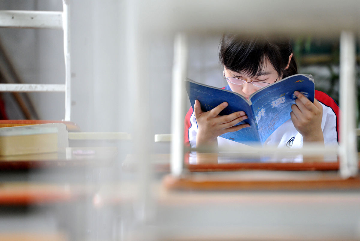 2013年6月6日,南京市第九中学的一位高三学生在结束最后一趟课后留在