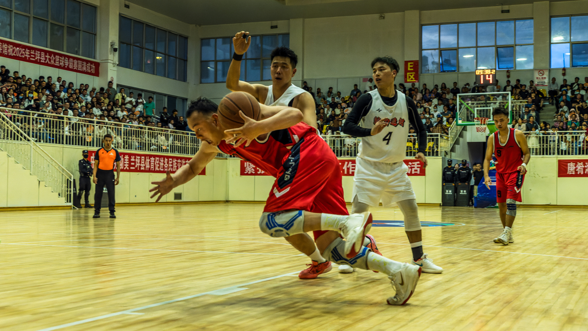 形容篮球比赛的经典句段 - 篮球比赛精彩瞬间