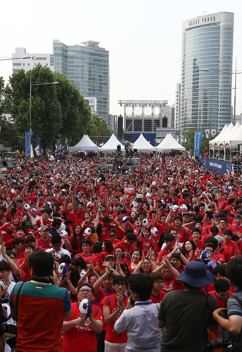 2014年6月17日,韩国首尔,韩国本土球迷观战2014世界杯首战俄罗斯的直