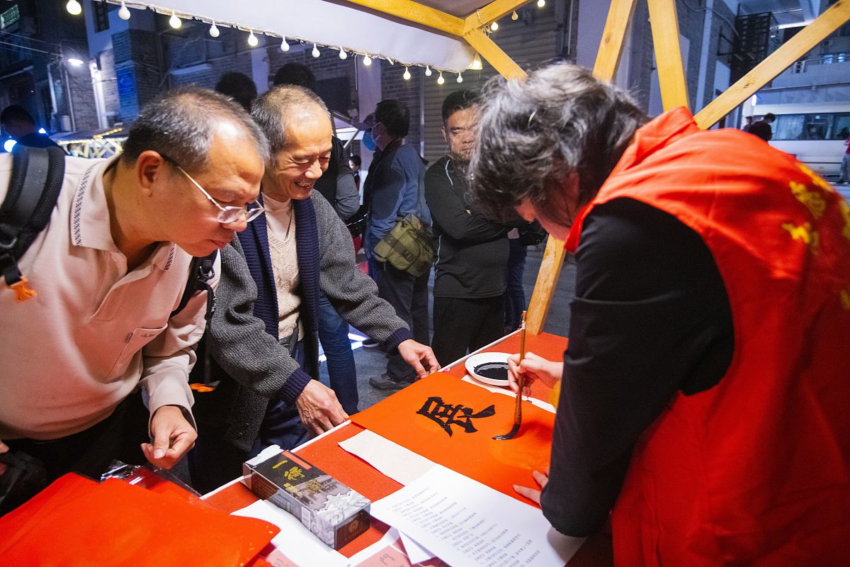 2022年1月7日,广东省江门市蓬江区启明里,书法家们现场挥笔书写春联送