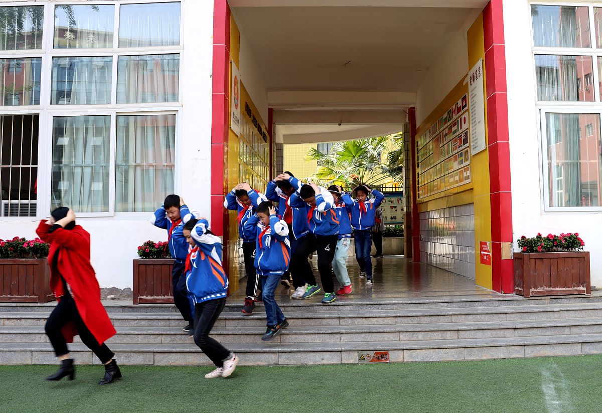 2021年3月29日,四川巴中,在通江县实验小学,在老师的带领下,学生有序