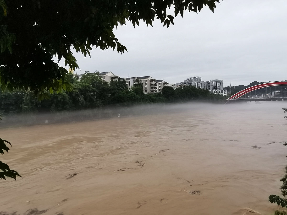 将这句话换个说法：暴雨引发的洪涝灾害一直是对人类生存和发展造成最为严重威胁的自然灾害之一。我国洪涝灾害频发据国家水利部统计全国区域降水时长、强度在时间和空间的分布上严重不均每年遭受不同程度洪涝灾害的省级行政区域超过23给国民 经济和人民群众生命财产带来重大损失。