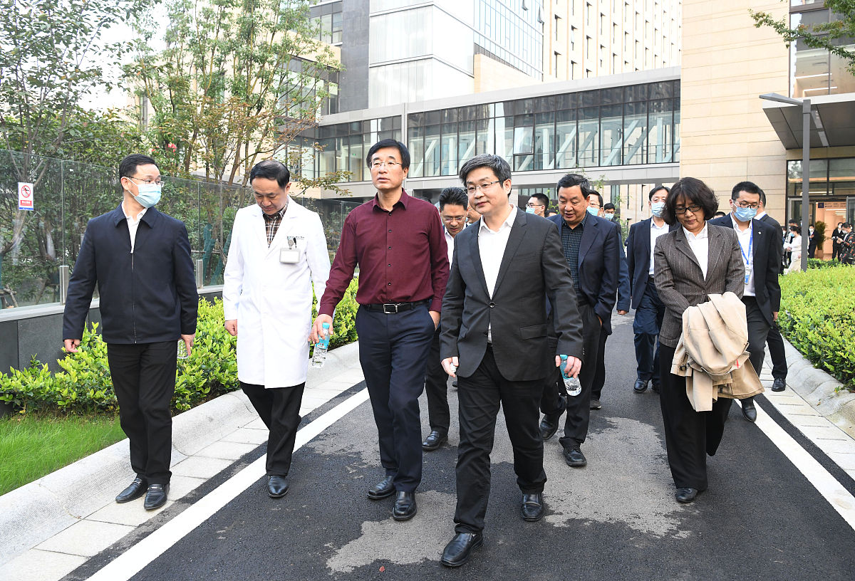 泸州市委常委、市总工会主席刘云来校调研校地合作