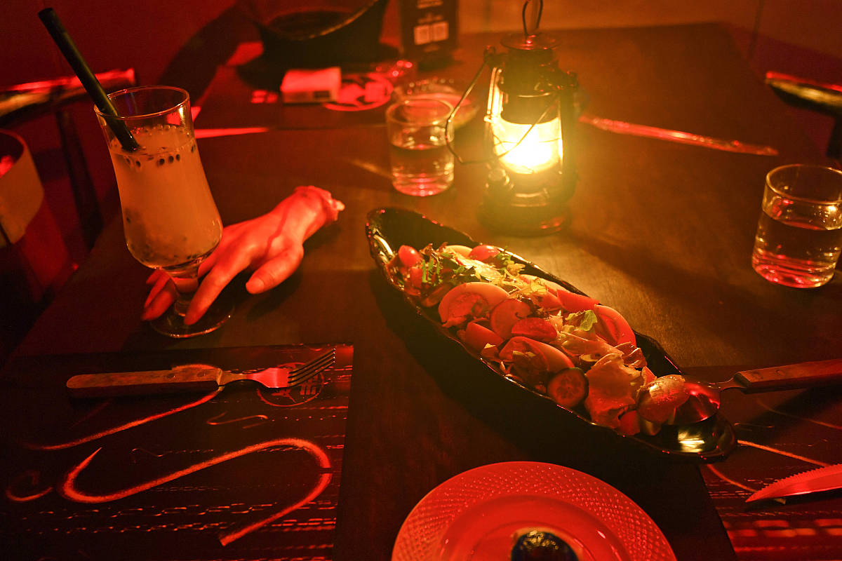 我喜欢在当地的小餐馆或商店停下来和那里的人聊天。这很有趣。晚上围坐在营火旁也很有趣。