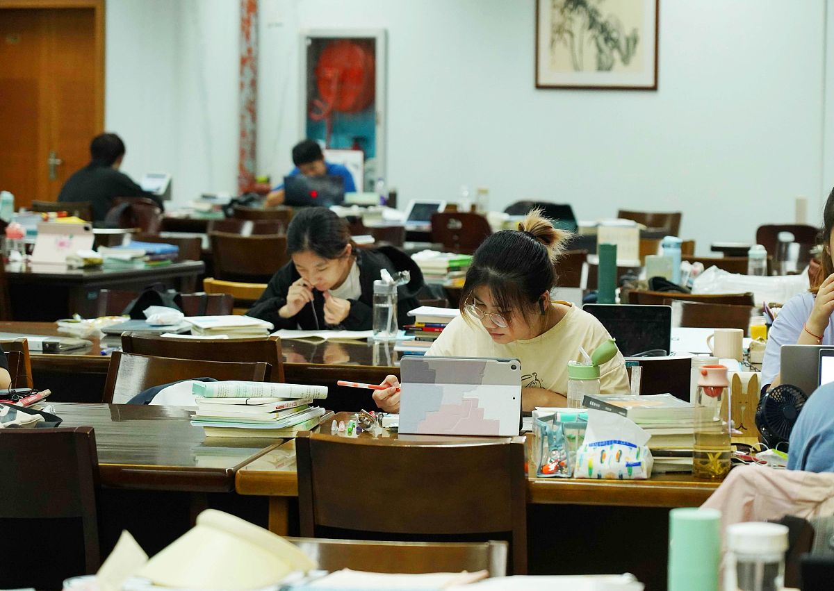 2021年8月21日,杭州,浙江农林大学的学生在学校图书馆里看书学习.