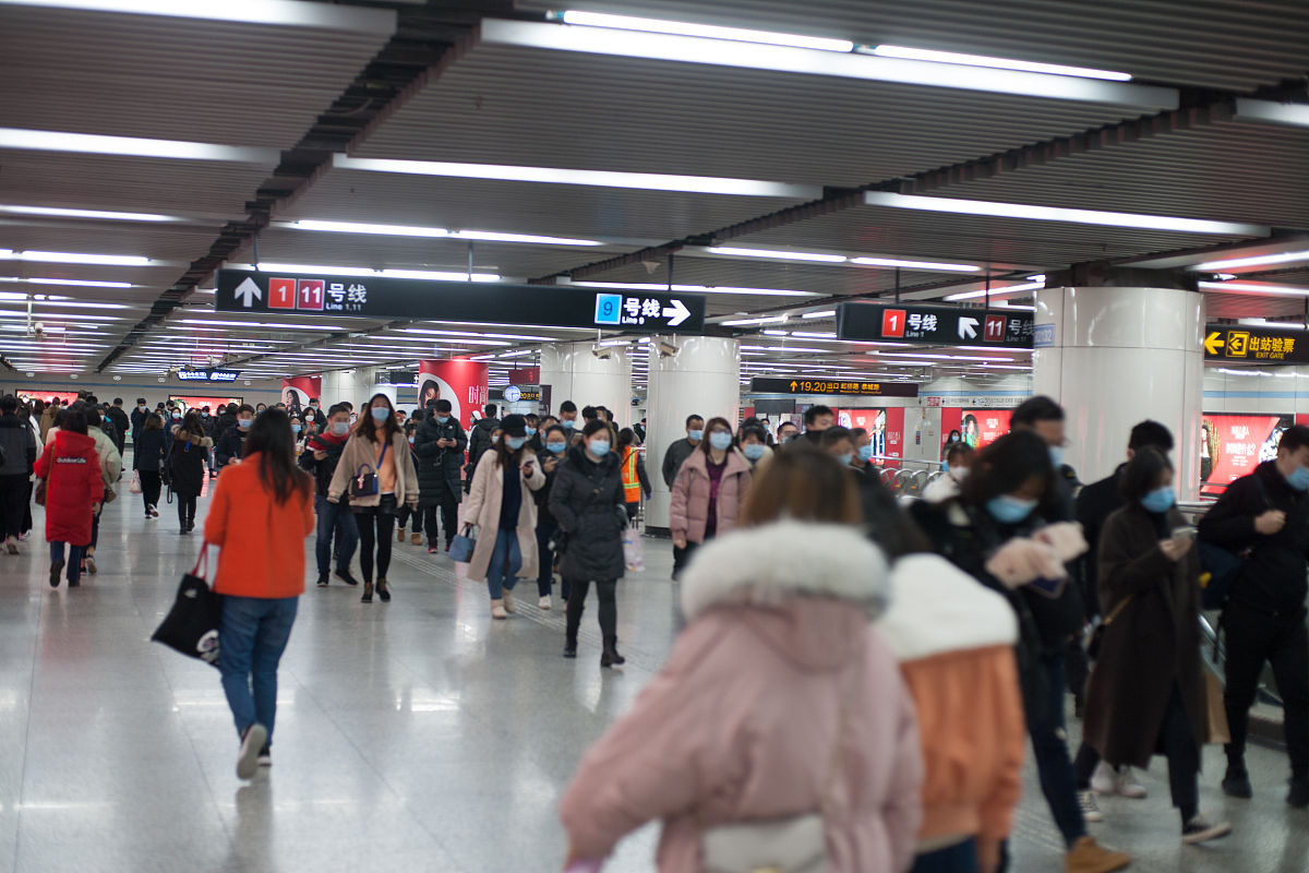 上海地铁人民广场站设计评判其地下二层为1、8号线的站台层地下三层为2号线站台层简述人民广场站的换乘方式并早高峰拥堵原因并评述其内部的采光设计。