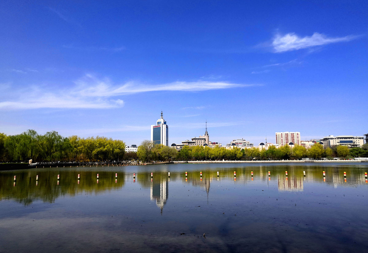 2021年3月29日,北京,晴好天气,莲花池公园蓝天白云,景致迷人.