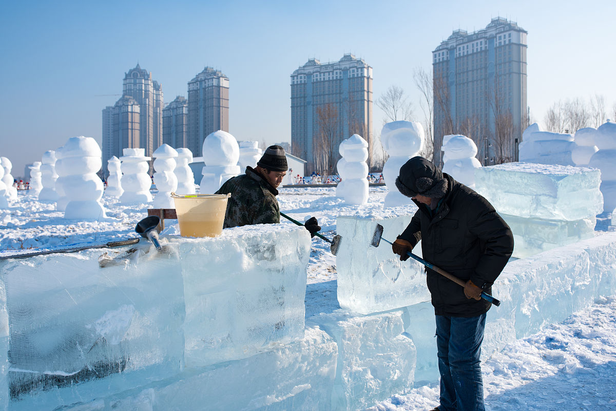 请描写一下公园下雪的画面
