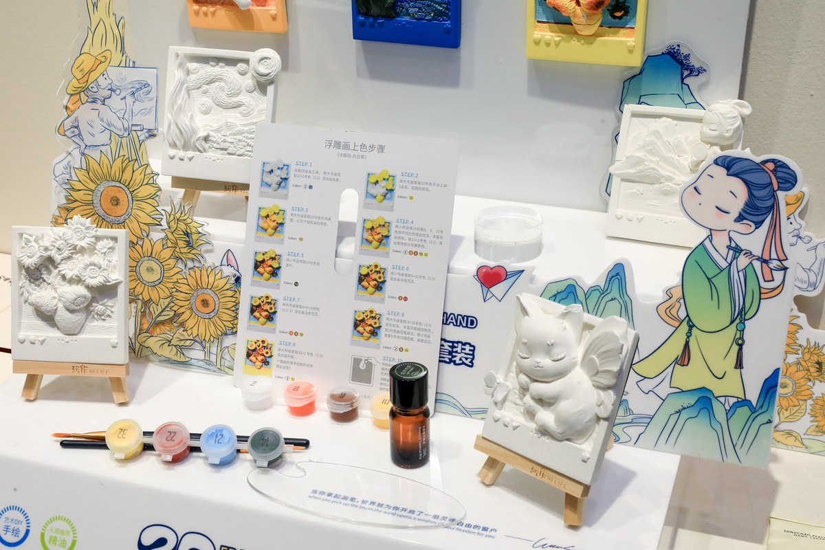 修改病句与传统的由专业设计师或公司完成的文创IP设计方式不同使句子在保持原意的基础上通顺流畅