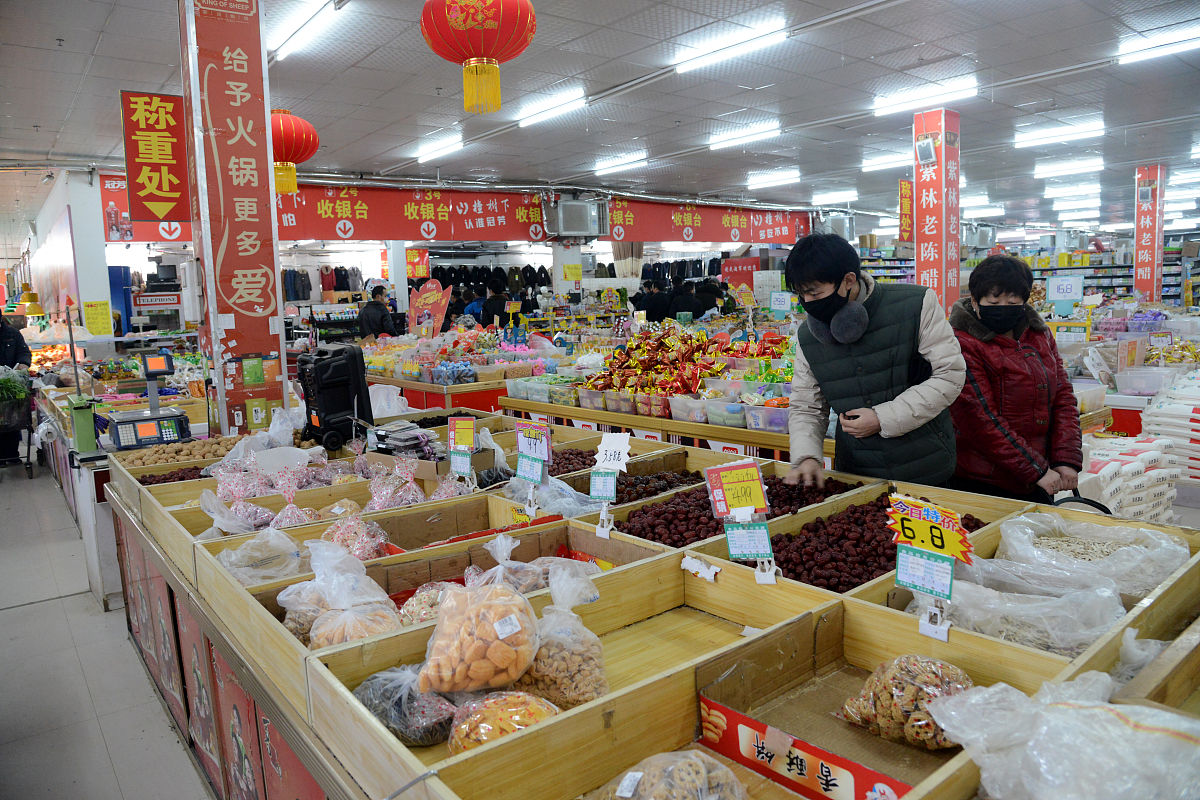   2020年2月16日,山东省茌平区贾寨镇农民在镇驻地利民超市购物.