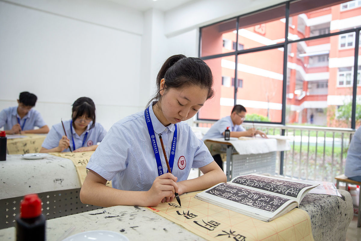 女生学书法：就业前景与个人发展
