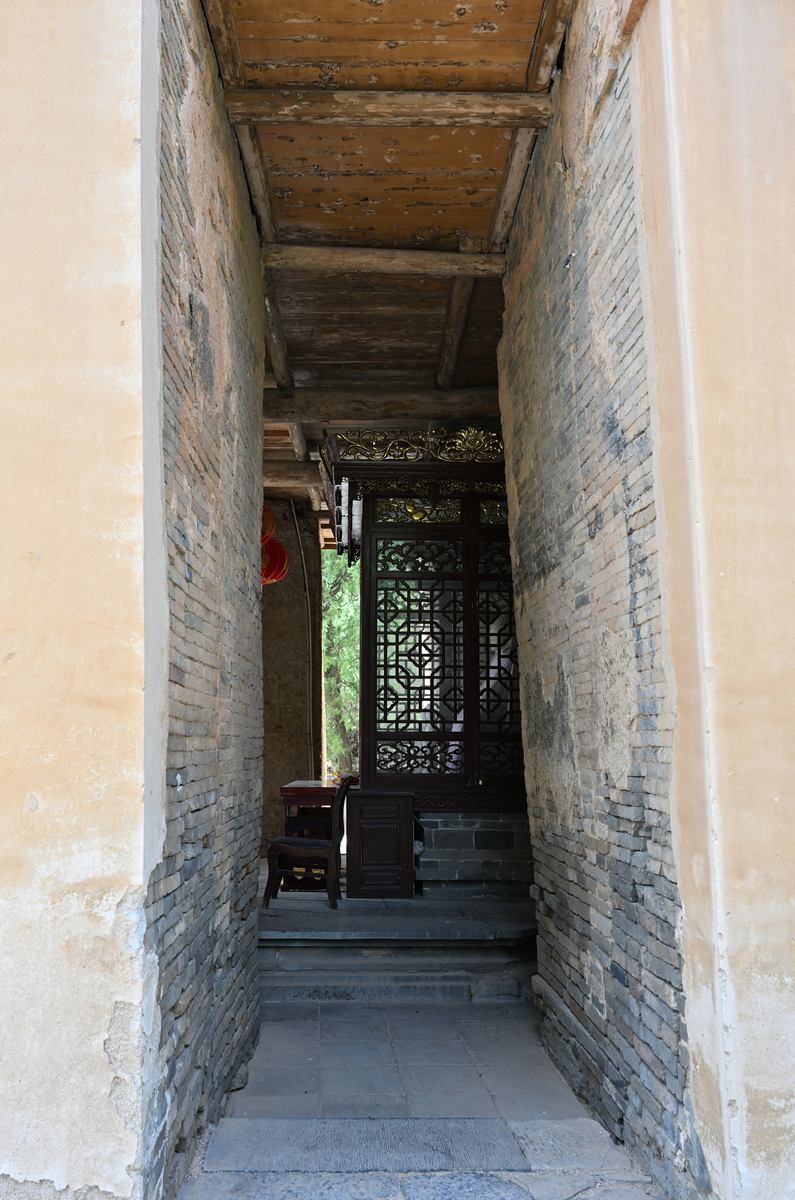 从旅游者的认知因素、旅游者的信息搜寻行为、旅游者忠诚度、旅游目的地因素这四个方面将以下词语进行分类不可重复：仿古四合院老成街区胡同步行街砖瓦街道体验名城井巷中国川西保护风格味道排列遗留市井环境有趣小街景区商业化气息古色古香传统疫情小店繁华川剧中心氛围晚上休闲火锅有机漂亮大慈烟火感受建议琳琅满目老街特色地方小吃景色景点文化性价比旅游趣味美食值得值得一去热闹历史古街游客四川建筑适合好吃有名著名好玩交通