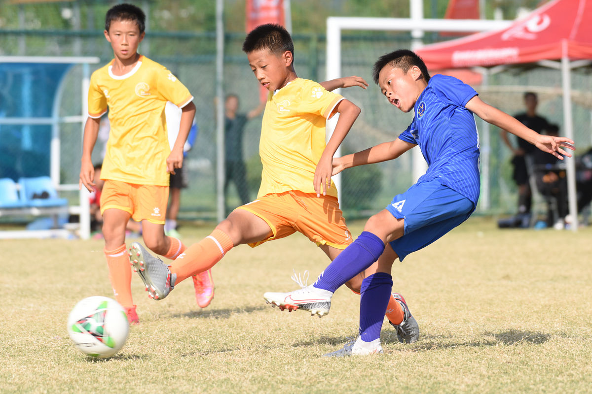 如何邀请一位足球高手参加大学五人制比赛