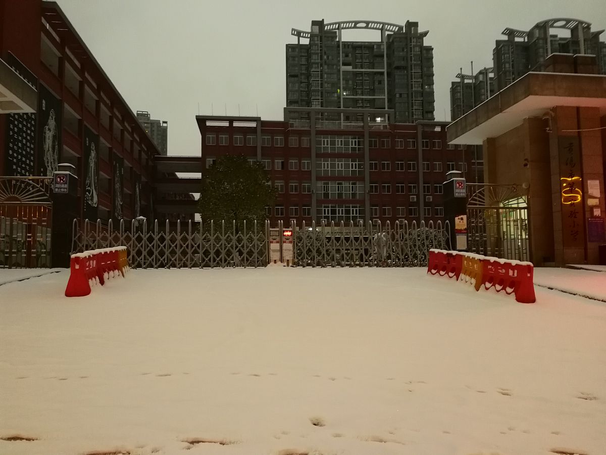 2018年12月30日,贵阳昨夜今晨下了一场大雪,厚十多公分,清晨全城进入