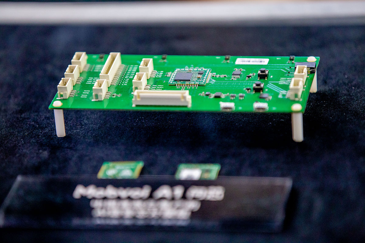 请撰写一篇以基于单片机的声波测距仪导盲设备的设计的论文摘要