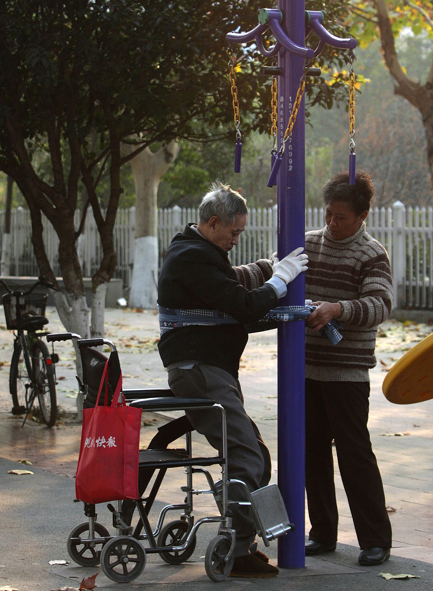 46岁个体户爸爸买城乡居民养老保险，小明该如何选择方案？