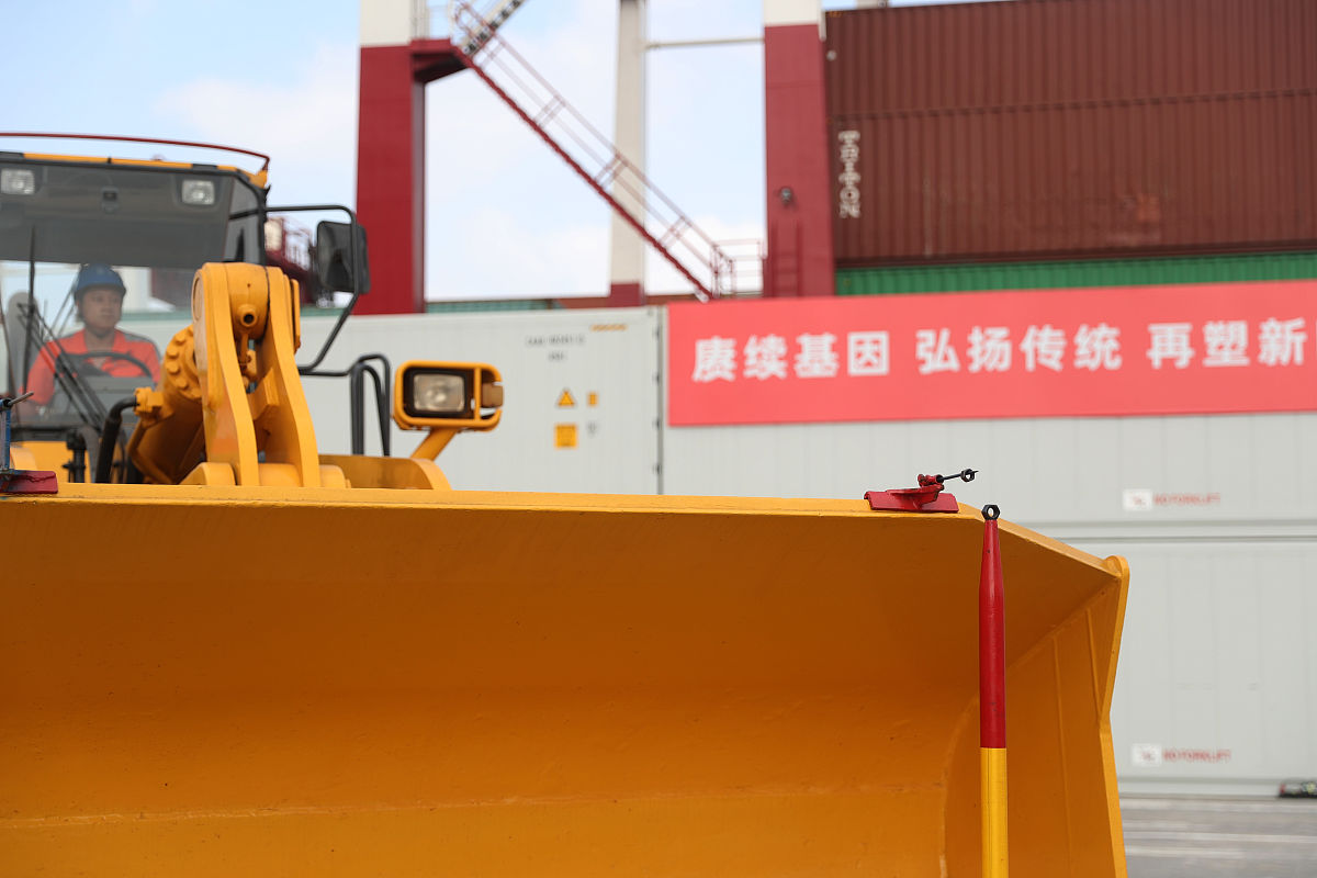 2021年9月13日,装载机司机用钢针叠放起不同型号的螺母.