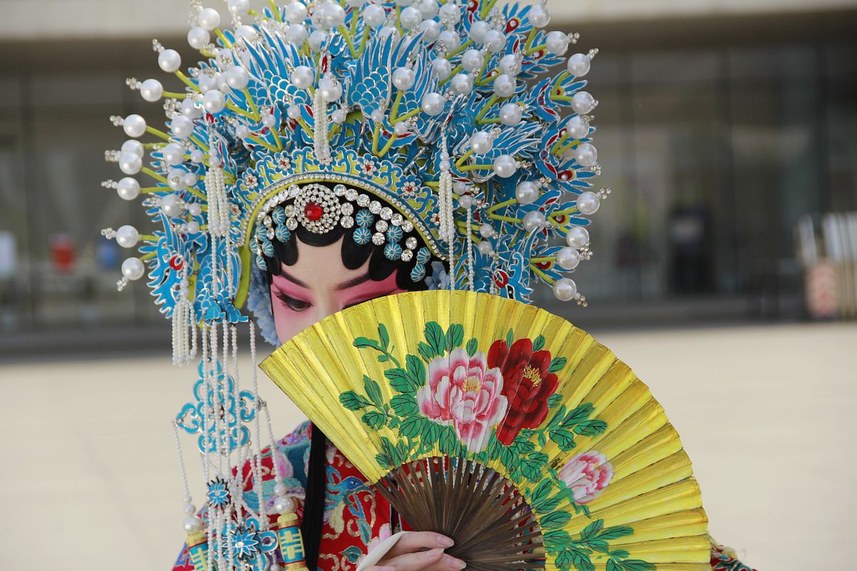 2019年5月9日,天津市一位京剧演员在文化中心的"水上月"地标表演《贵