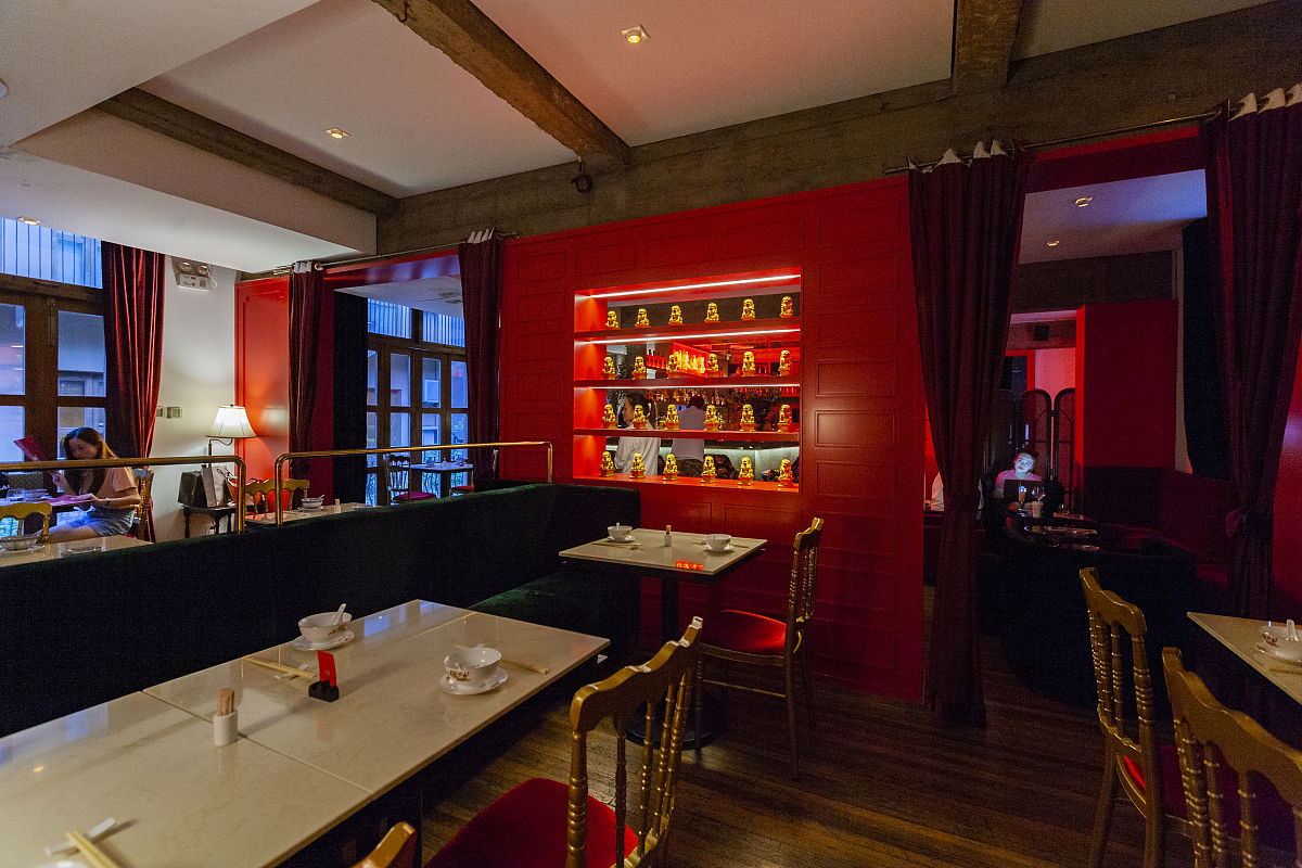 装修饭店墙面红色配色效果帮我用200字详细描述